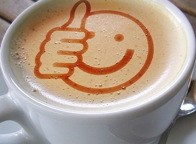 Zufriedener Smiley aus Kaffeeschaum